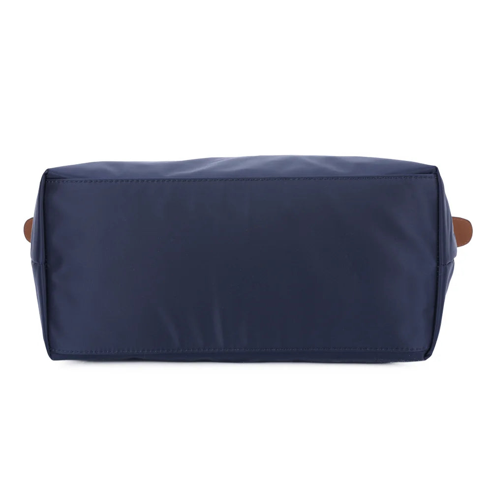 Dessous de La Balade Medium bleu marine, vue de la base en nylon et des coutures du sac cabas – réf. Z-03