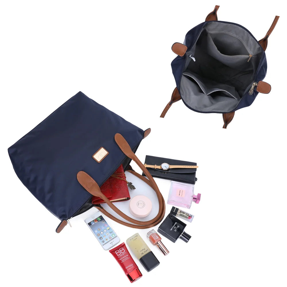 Intérieur de La Balade Medium bleu marine : une poche zippée et des poches plaquées pour les petits essentiels – réf. Z-03