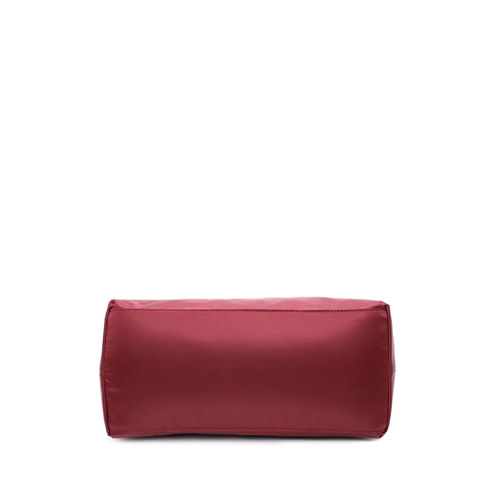 Dessous de La Balade Medium bordeaux, vue de la base en nylon et des coutures du sac cabas – réf. Z-03