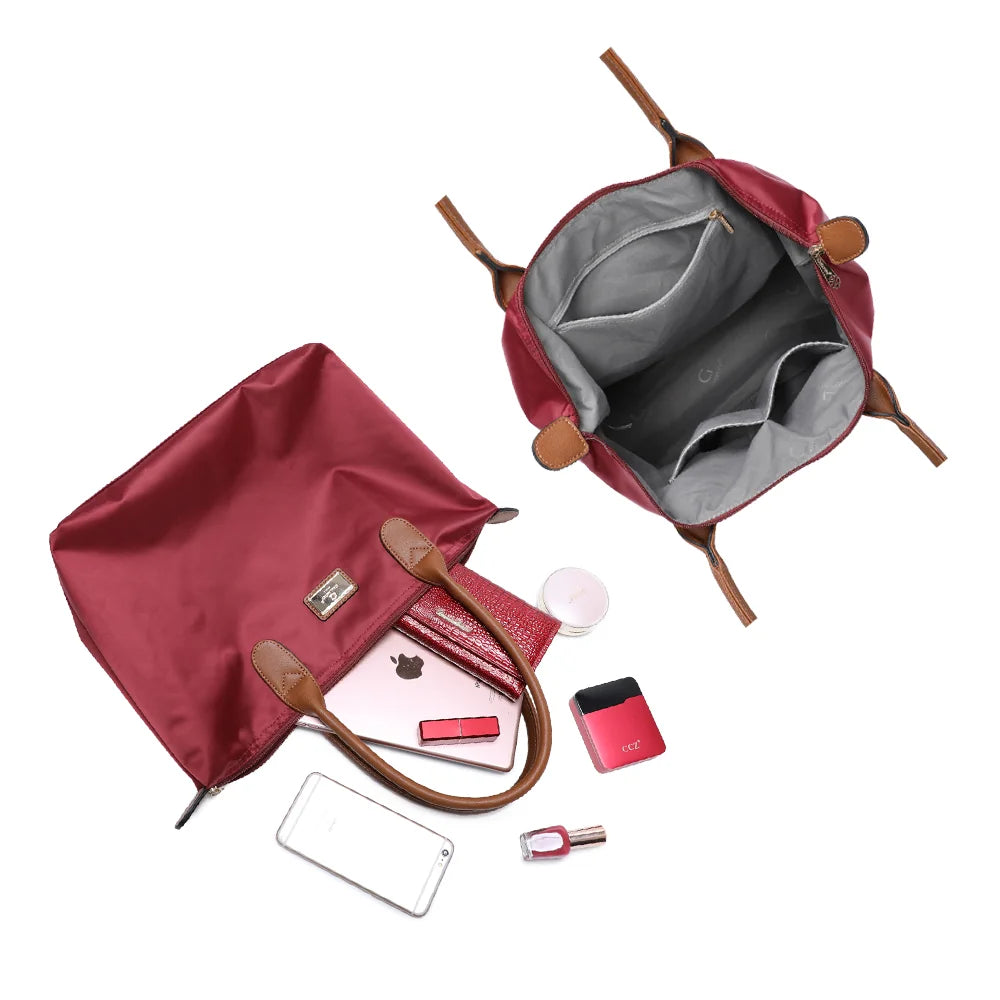 Intérieur de La Balade Medium bordeaux : une poche zippée et des poches plaquées pour les petits essentiels – réf. Z-03