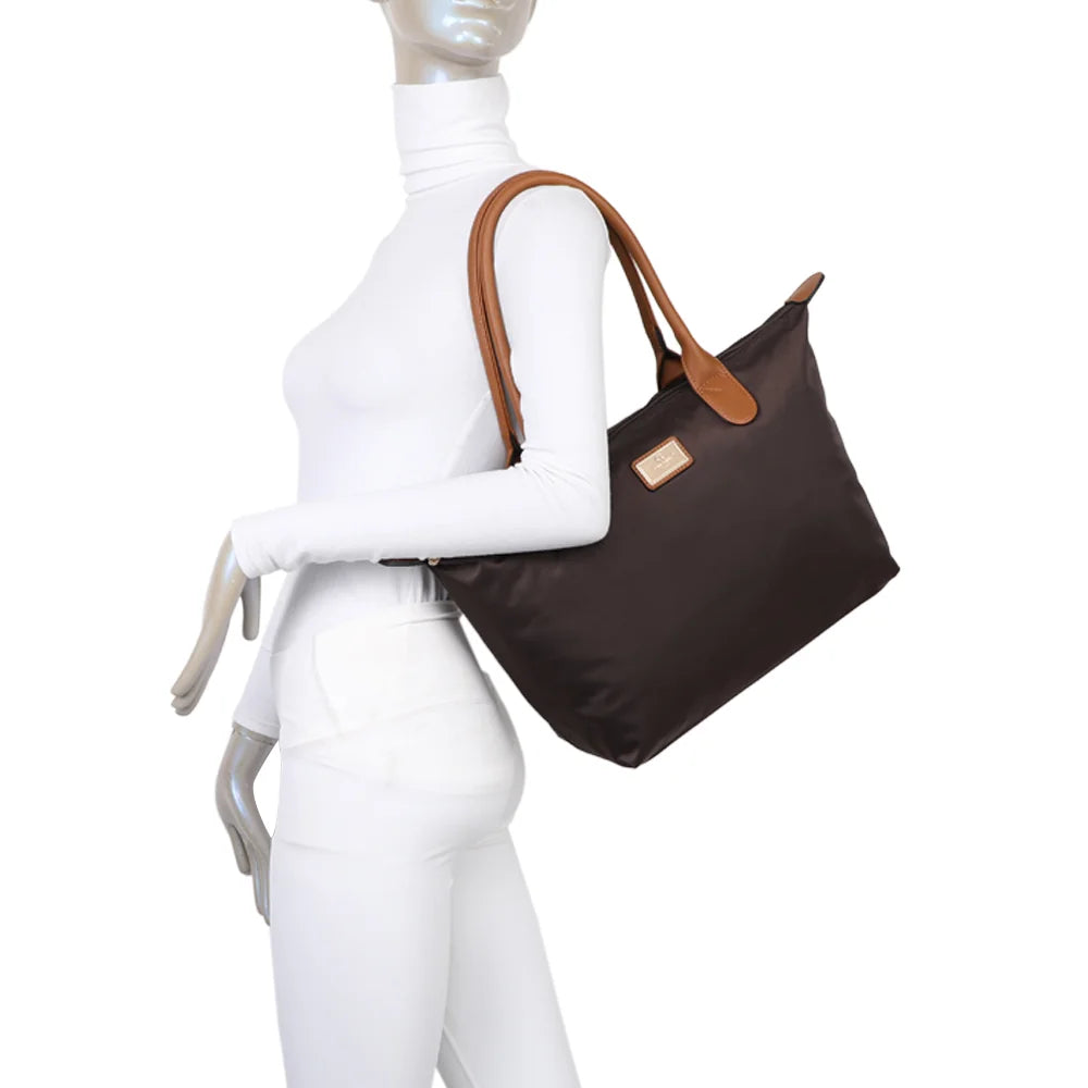 La Balade Medium café portée par une femme : un sac cabas au format medium avec deux anses marron – réf. Z-03