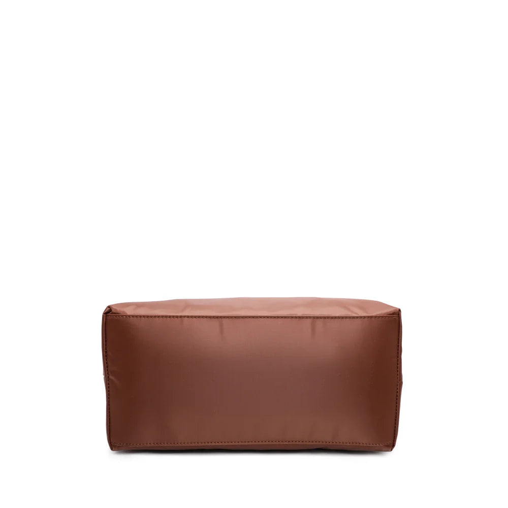 Dessous de La Balade Medium camel, vue de la base en nylon et des coutures du sac cabas – réf. Z-03