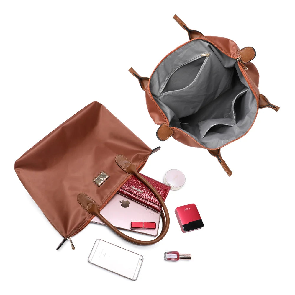 Intérieur de La Balade Medium camel : une poche zippée et des poches plaquées pour les petits essentiels – réf. Z-03
