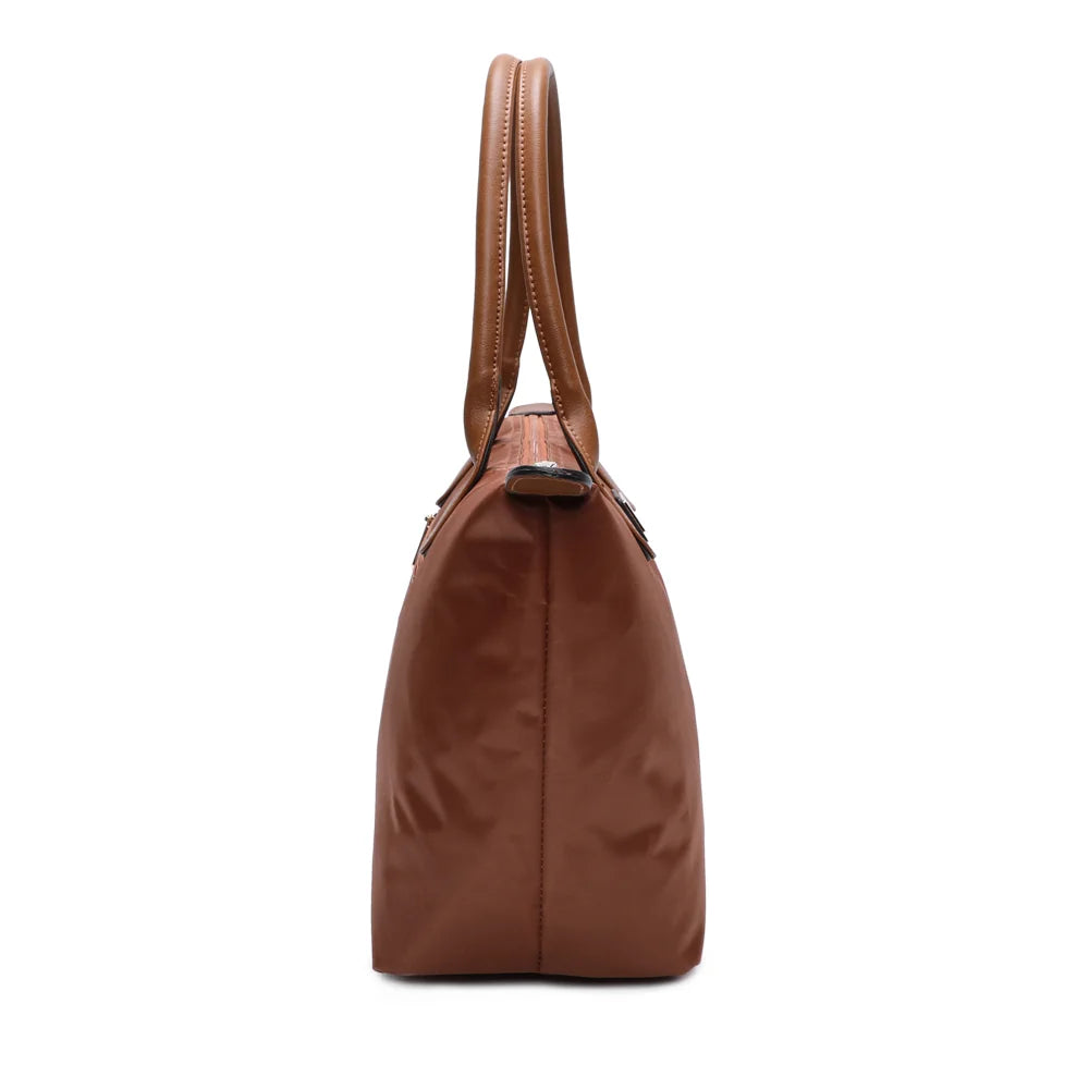 La Balade Medium camel de profil : 15 cm de profondeur et forme évasée vers la fermeture éclair – réf. Z-03