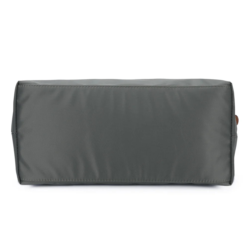 Dessous de La Balade Medium vert foncé, vue de la base en nylon et des coutures du sac cabas – réf. Z-03