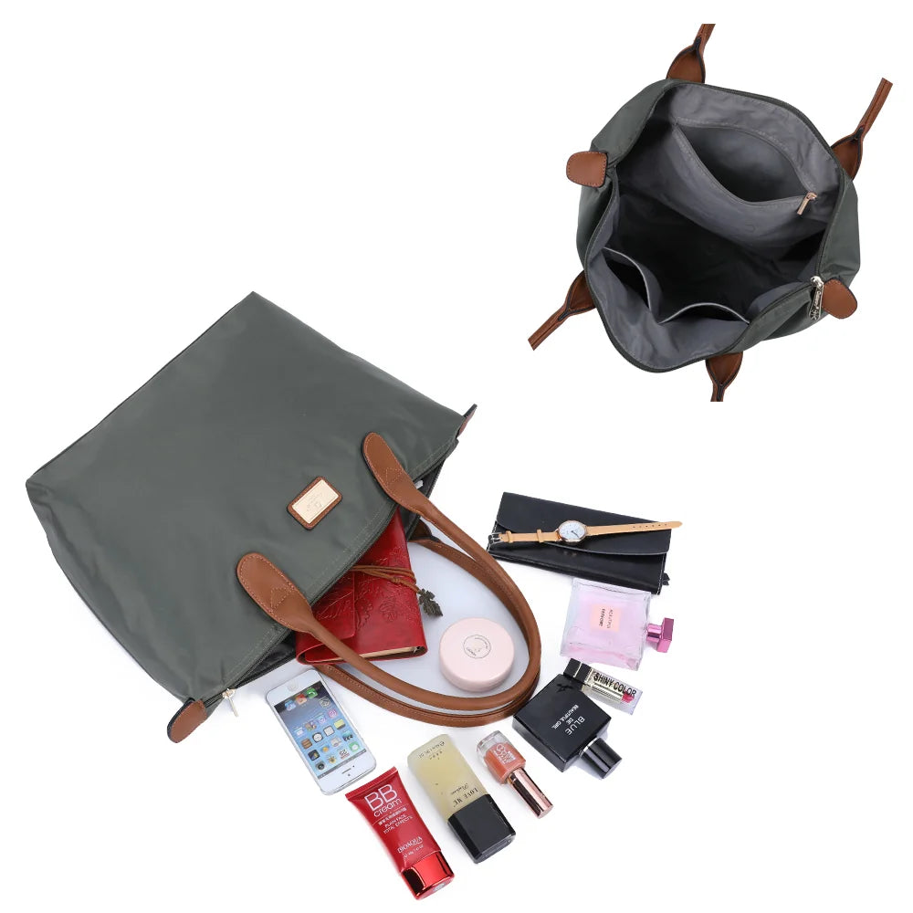 Intérieur de La Balade Medium vert foncé : une poche zippée et des poches plaquées pour les petits essentiels – réf. Z-03