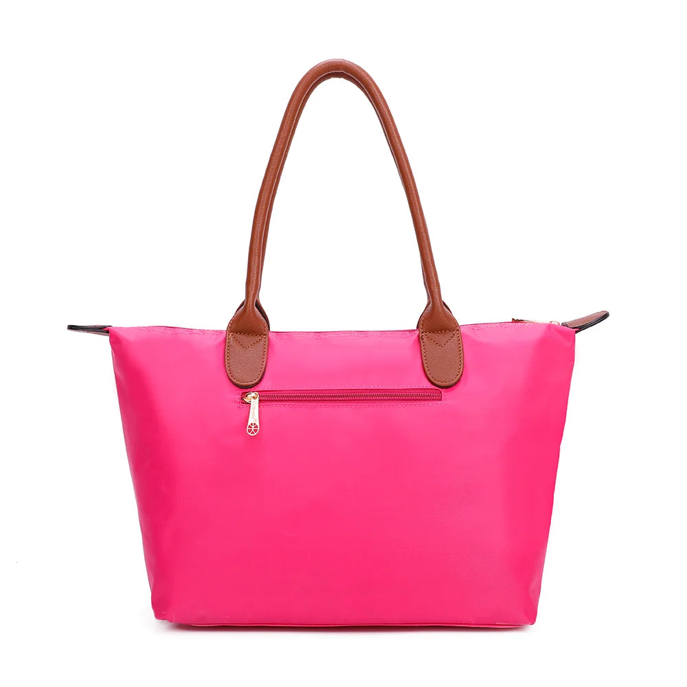 Dos de La Balade Medium fuschia claire : nylon uni et anses marron surpiquées cousues sur le haut du sac – réf. Z-03