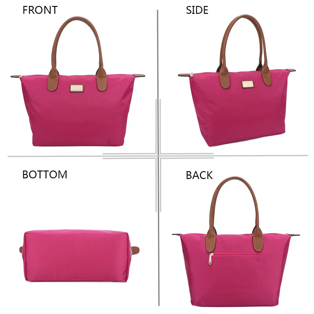 La Balade Medium fuschia sous quatre angles : face, profil, dessous et dos du sac en nylon – réf. Z-03