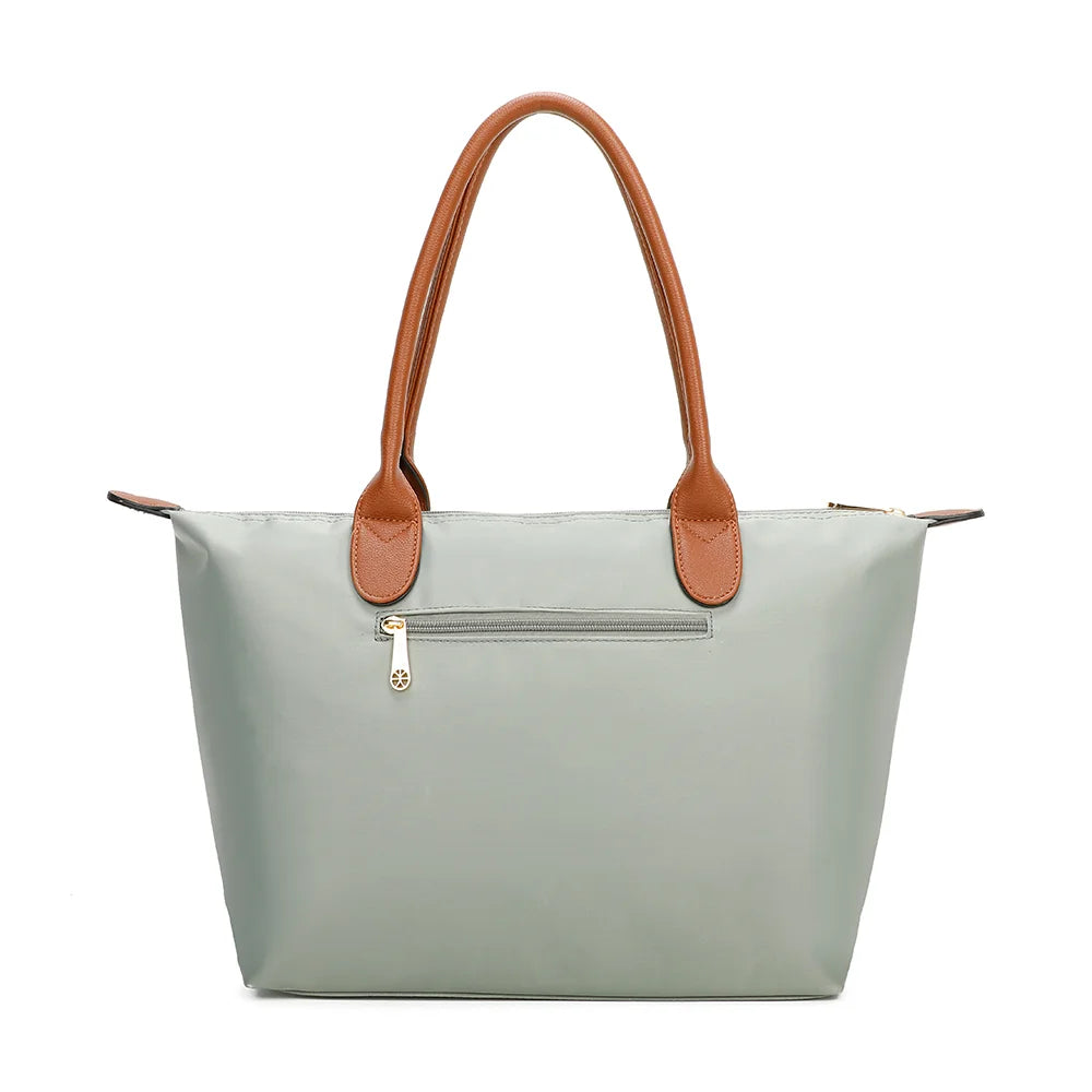 Dos de La Balade Medium gris claire : nylon uni et anses marron surpiquées cousues sur le haut du sac – réf. Z-03