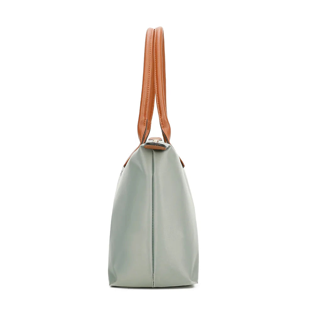 La Balade Medium gris claire de profil : 15 cm de profondeur et forme évasée vers la fermeture éclair – réf. Z-03