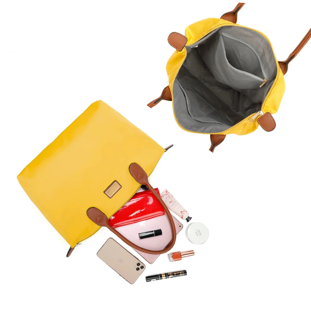 Intérieur de La Balade Medium jaune : une poche zippée et des poches plaquées pour les petits essentiels – réf. Z-03