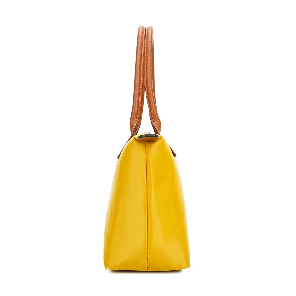 La Balade Medium jaune de profil : 15 cm de profondeur et forme évasée vers la fermeture éclair – réf. Z-03