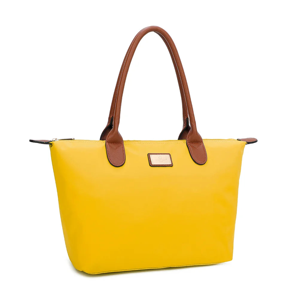 La Balade Medium jaune vue de trois quarts : silhouette évasée et pattes marron aux extrémités du zip – réf. Z-03