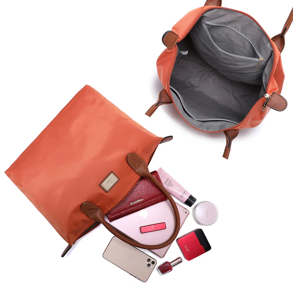 Intérieur de La Balade Medium orange : une poche zippée et des poches plaquées pour les petits essentiels – réf. Z-03