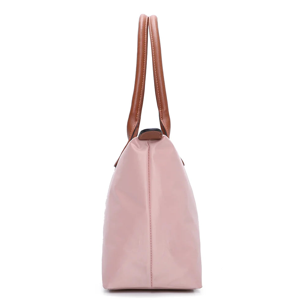 La Balade Medium rose claire de profil : 15 cm de profondeur et forme évasée vers la fermeture éclair – réf. Z-03