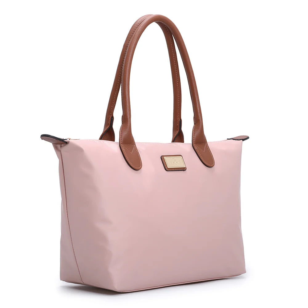 La Balade Medium rose claire vue de trois quarts : silhouette évasée et pattes marron aux extrémités du zip – réf. Z-03