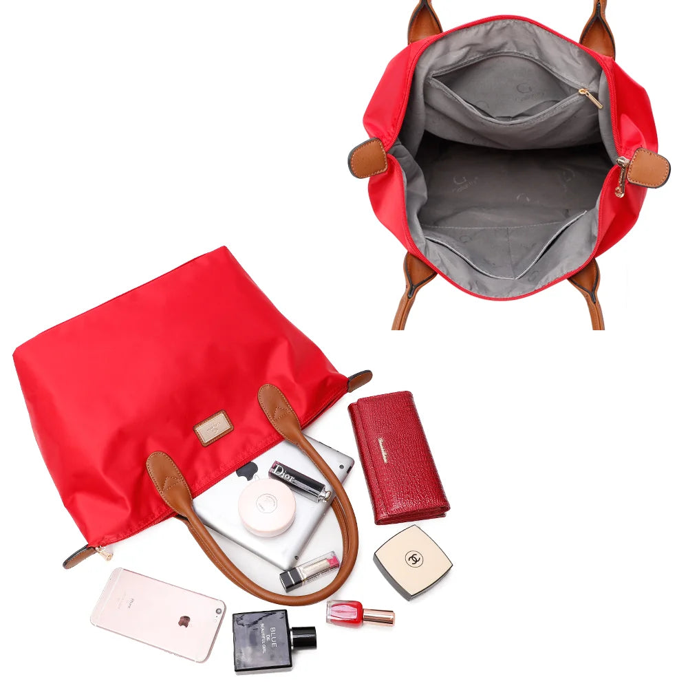 Intérieur de La Balade Medium rouge : une poche zippée et des poches plaquées pour les petits essentiels – réf. Z-03