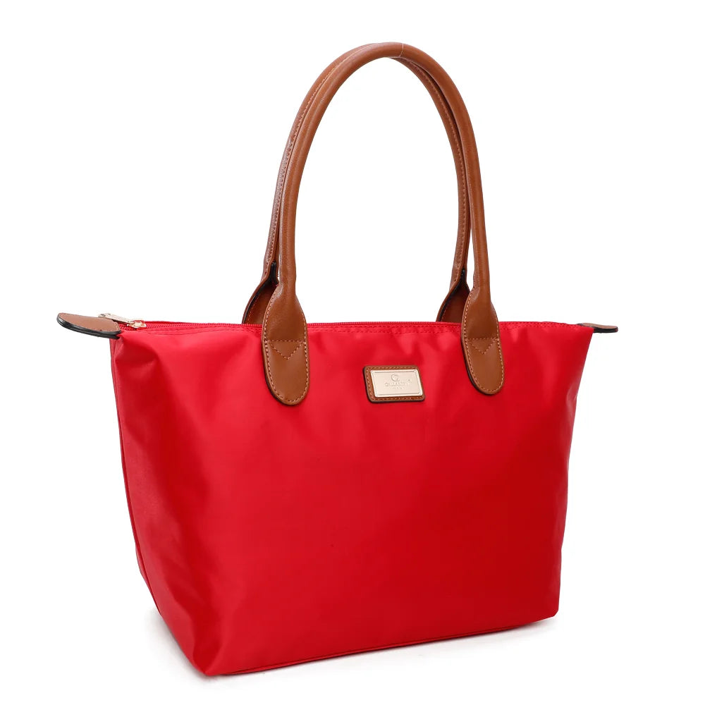La Balade Medium rouge vue de trois quarts : silhouette évasée et pattes marron aux extrémités du zip – réf. Z-03