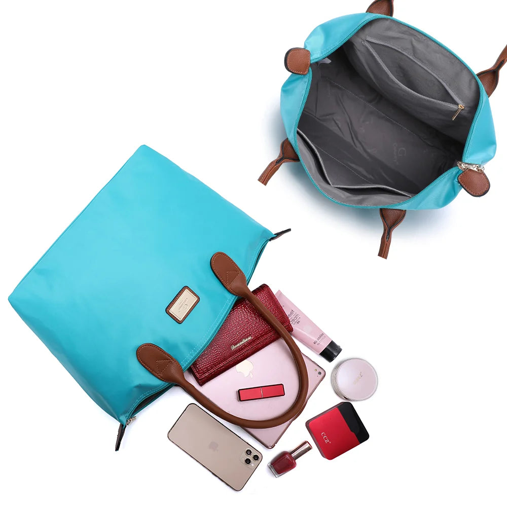 Intérieur de La Balade Medium turquoise claire : une poche zippée et des poches plaquées pour les petits essentiels – réf. Z-03