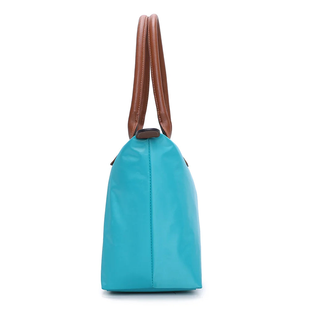 La Balade Medium turquoise claire de profil : 15 cm de profondeur et forme évasée vers la fermeture éclair – réf. Z-03