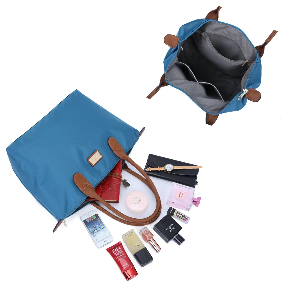 Intérieur de La Balade Medium turquoise foncé : une poche zippée et des poches plaquées pour les petits essentiels – réf. Z-03