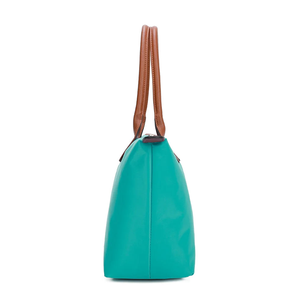 La Balade Medium vert emeraude de profil : 15 cm de profondeur et forme évasée vers la fermeture éclair – réf. Z-03