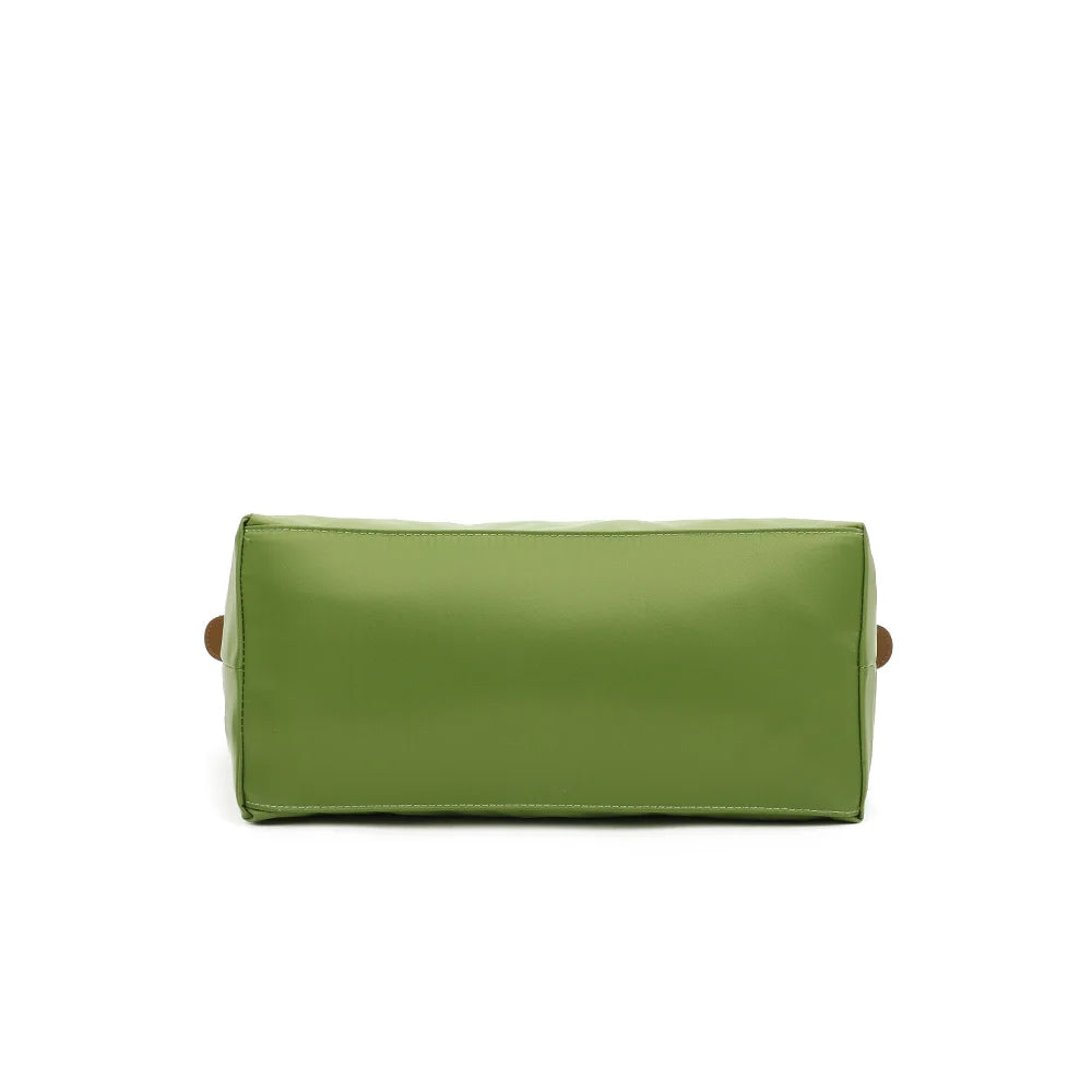 Dessous de La Balade Medium vert gazon, vue de la base en nylon et des coutures du sac cabas – réf. Z-03