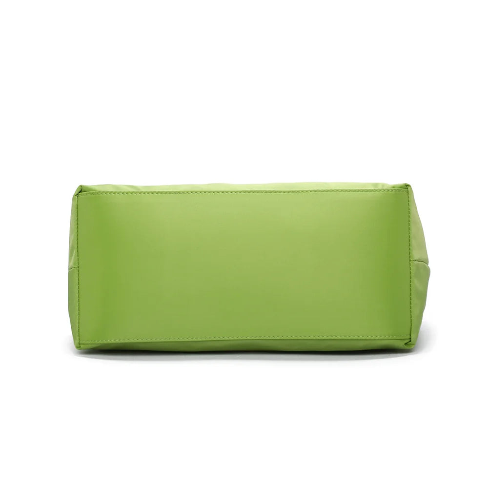 Dessous de La Balade Medium vert pomme, vue de la base en nylon et des coutures du sac cabas – réf. Z-03
