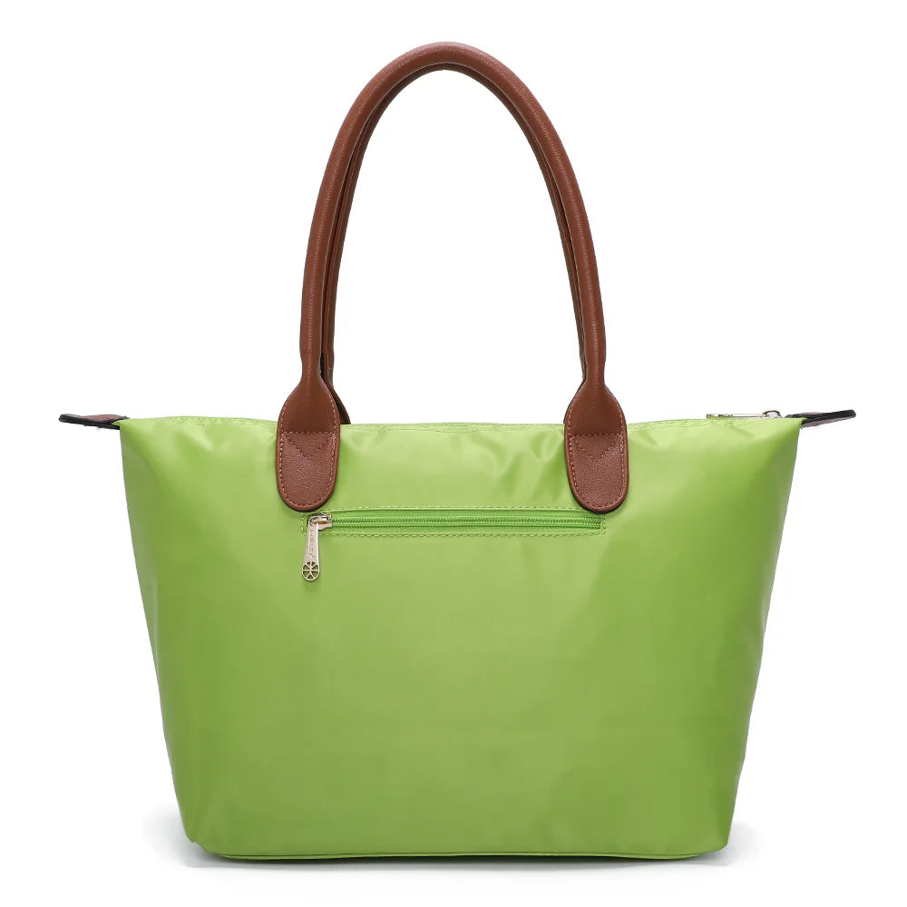 Dos de La Balade Medium vert pomme : nylon uni et anses marron surpiquées cousues sur le haut du sac – réf. Z-03