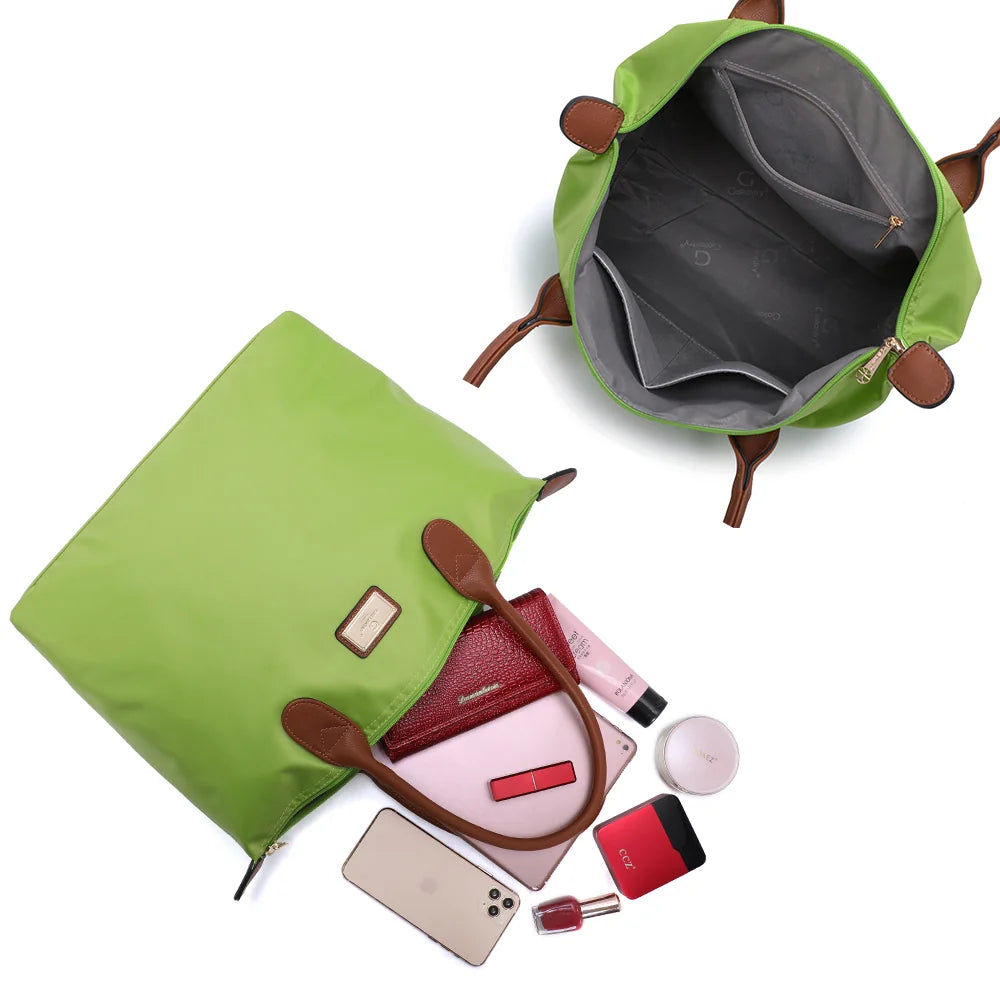 Intérieur de La Balade Medium vert pomme : une poche zippée et des poches plaquées pour les petits essentiels – réf. Z-03
