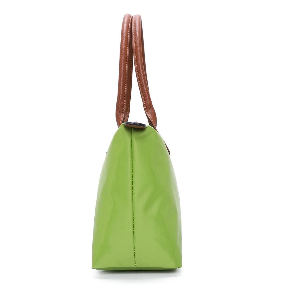 La Balade Medium vert pomme de profil : 15 cm de profondeur et forme évasée vers la fermeture éclair – réf. Z-03