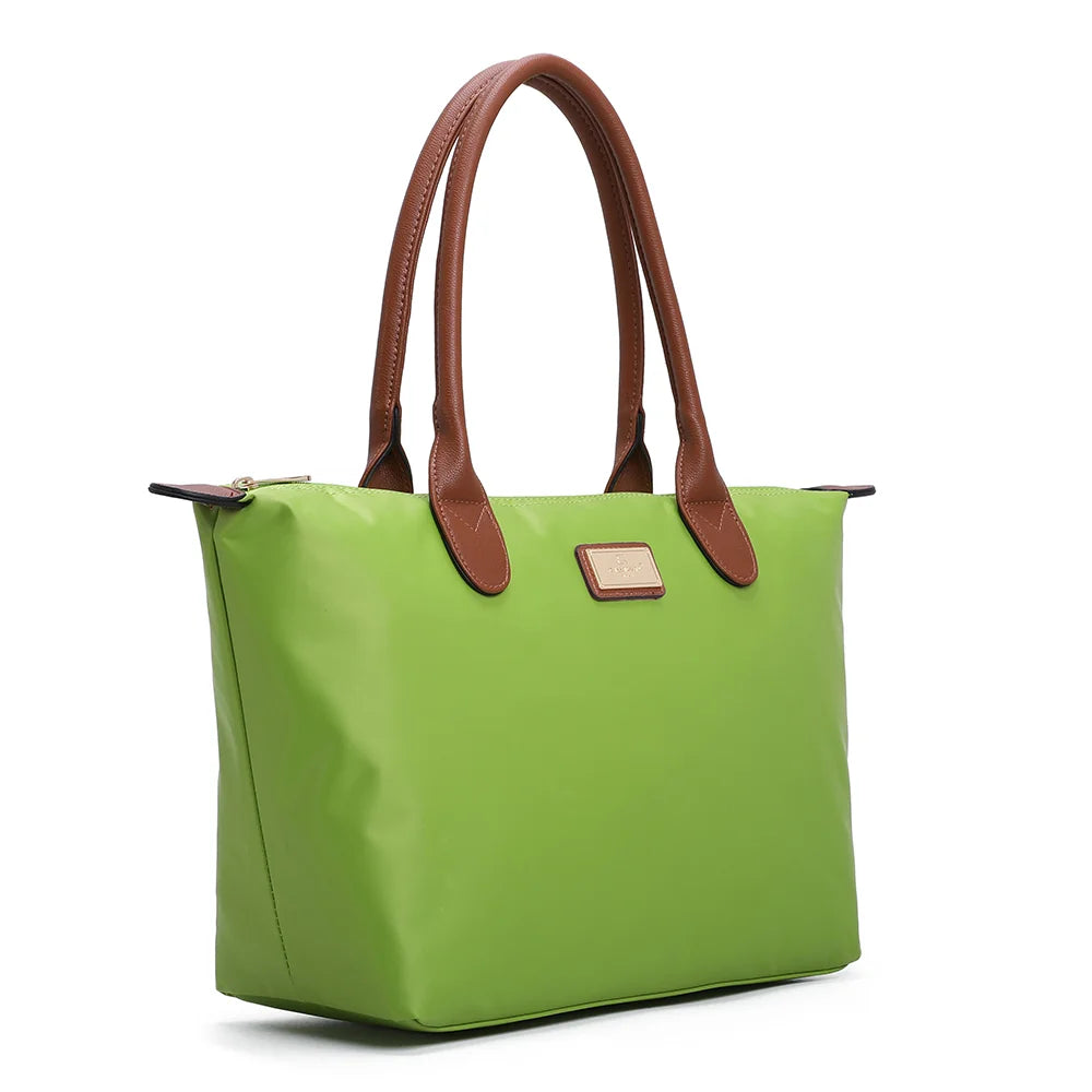 La Balade Medium vert pomme vue de trois quarts : silhouette évasée et pattes marron aux extrémités du zip – réf. Z-03