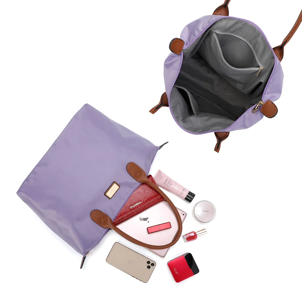 Intérieur de La Balade Medium violet claire : une poche zippée et des poches plaquées pour les petits essentiels – réf. Z-03