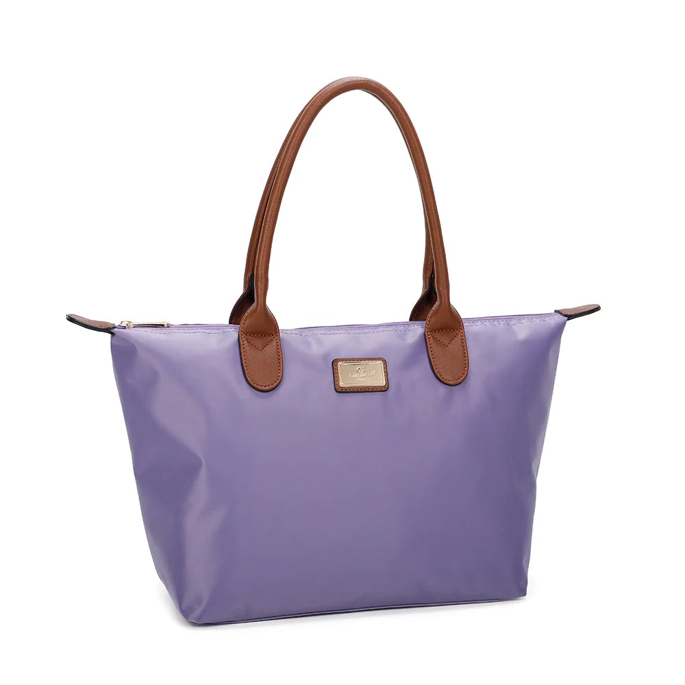 La Balade Medium violet claire vue de trois quarts : silhouette évasée et pattes marron aux extrémités du zip – réf. Z-03