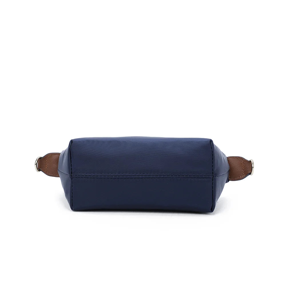 Vue du dessous de La Balade (Mini) marine, un format compact de 17 × 8,5 cm facile à glisser partout – réf. Z-05