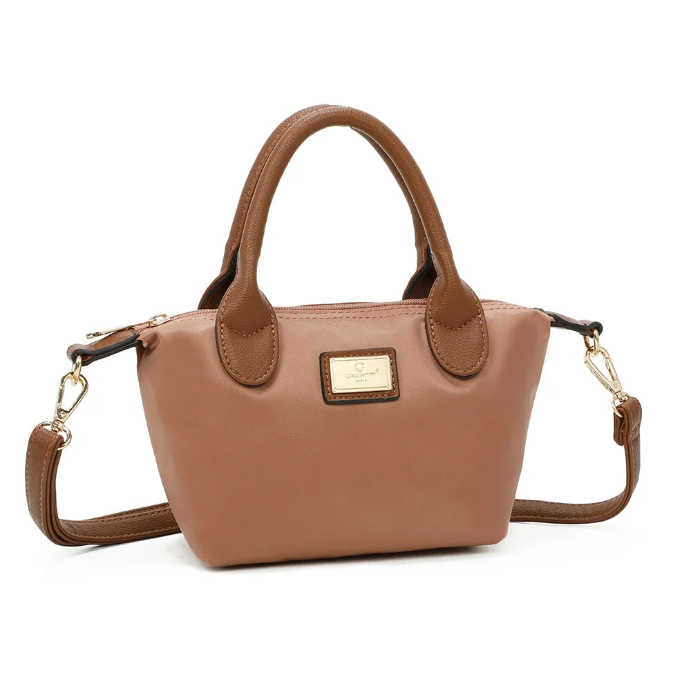 La Balade (Mini) rose foncé vu de trois quarts : silhouette compacte évasée et attaches latérales à anneaux dorés – réf. Z-05