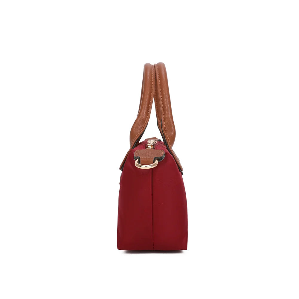 Profil de La Balade (Mini) rouge foncé : 8,5 cm de profondeur et attache latérale pour la bandoulière amovible – réf. Z-05