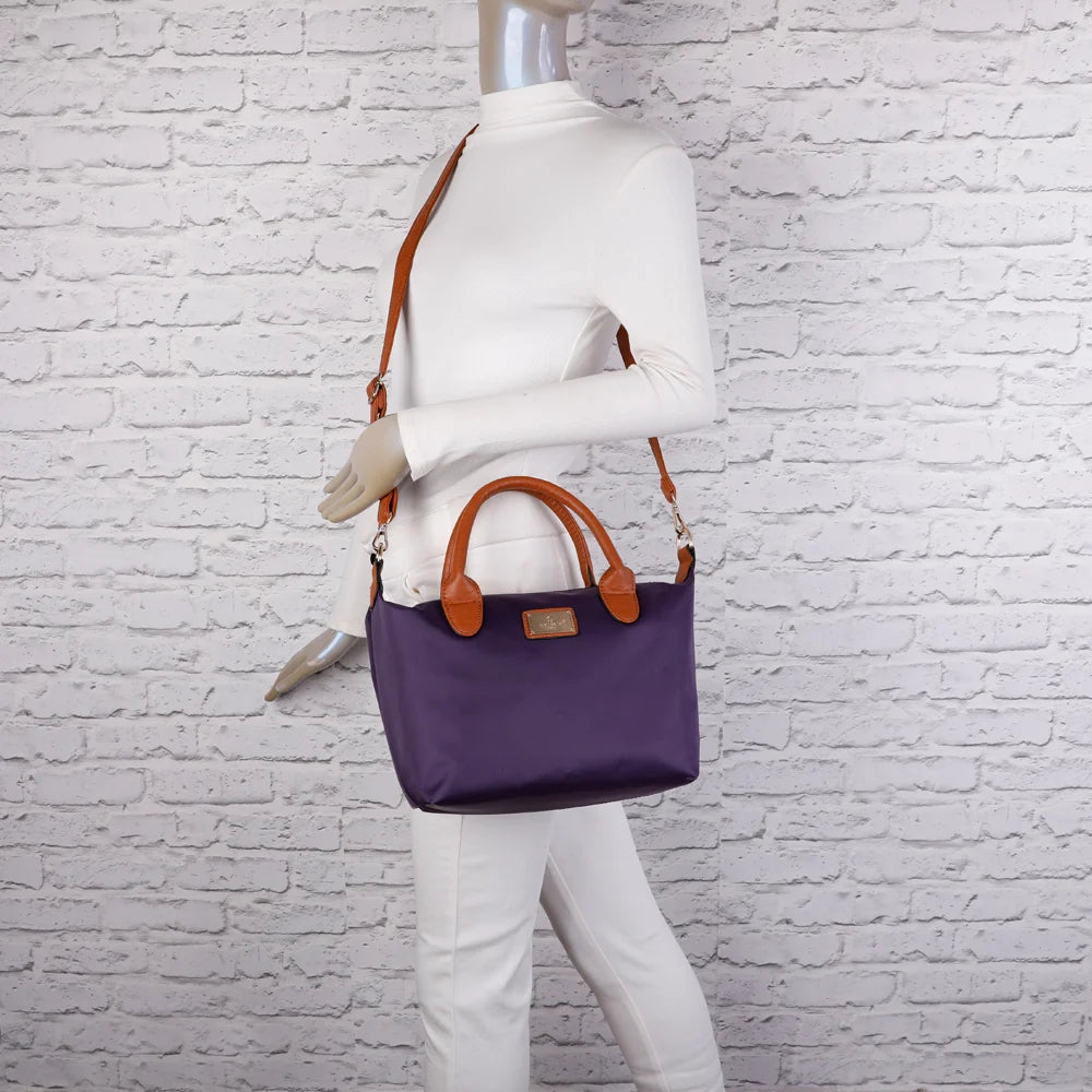 La Balade violet foncé portée par une femme, à la main ou à l’épaule grâce à sa bandoulière amovible – réf. Z-01