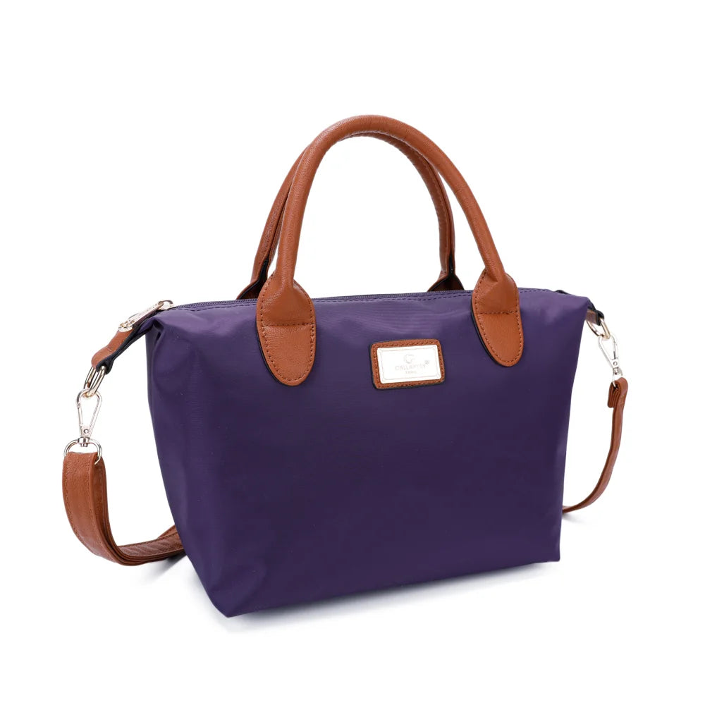 La Balade violet foncé vue de trois-quarts : forme trapèze souple et bandoulière amovible en simili cuir camel – réf. Z-01