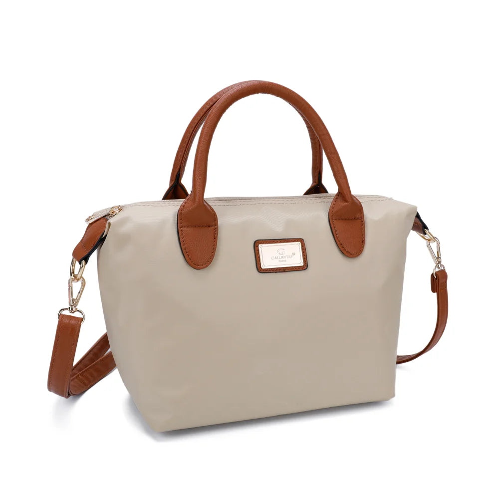 La Balade beige vue de trois-quarts : forme trapèze souple et bandoulière amovible en simili cuir camel – réf. Z-01