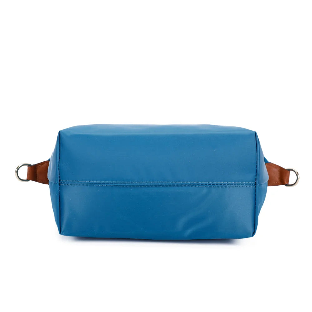 Dessous de La Balade bleu canard en nylon léger, format compact de 29 × 13 cm – réf. Z-01