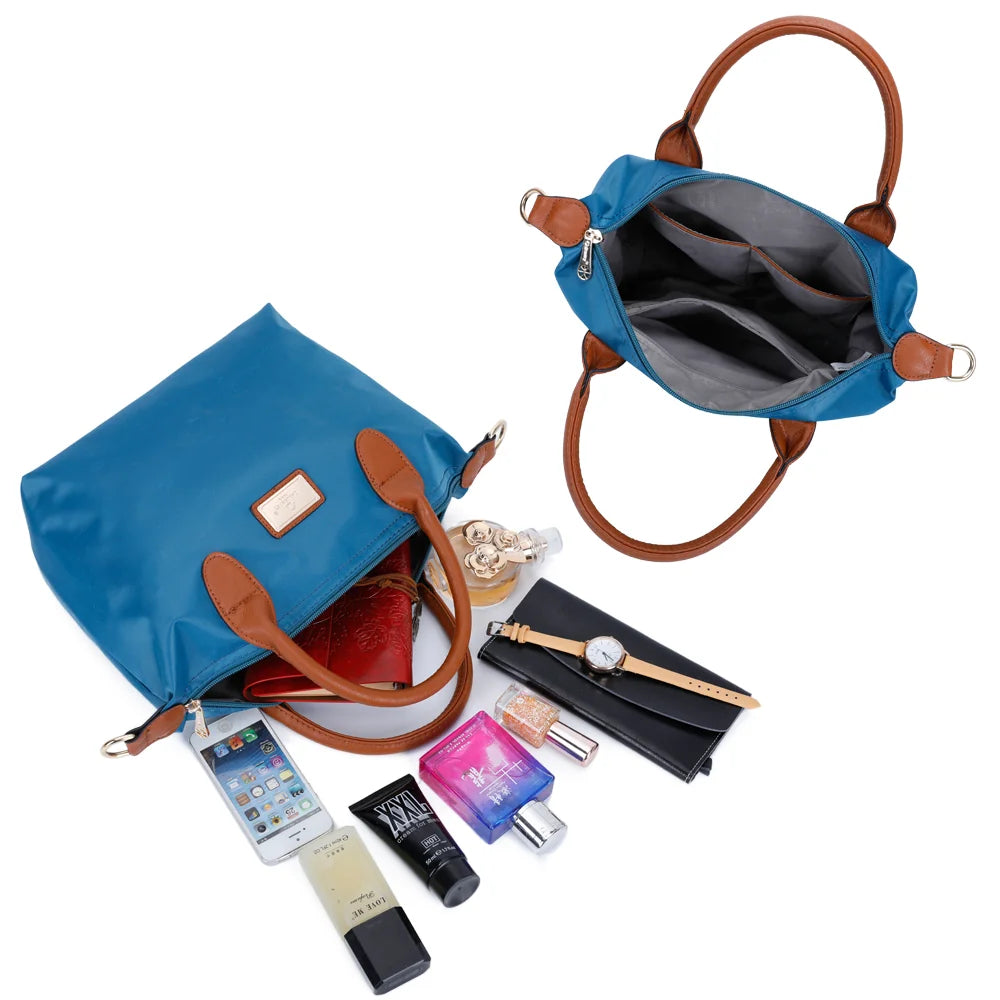 Intérieur zippé de La Balade bleu canard avec poches plaquées pour téléphone, portefeuille et parfum – réf. Z-01