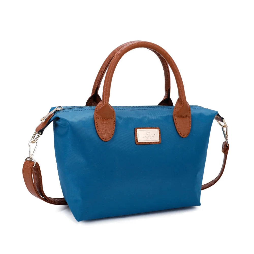 La Balade bleu canard vue de trois-quarts : forme trapèze souple et bandoulière amovible en simili cuir camel – réf. Z-01