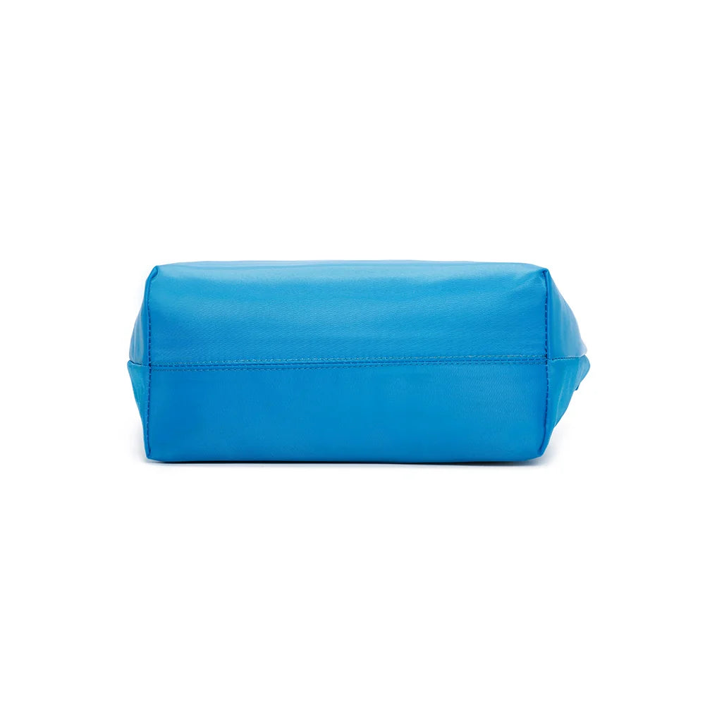 Dessous de La Balade bleu ciel en nylon léger, format compact de 29 × 13 cm – réf. Z-01