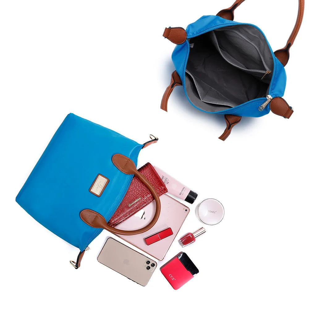 Intérieur zippé de La Balade bleu ciel avec poches plaquées pour téléphone, portefeuille et parfum – réf. Z-01