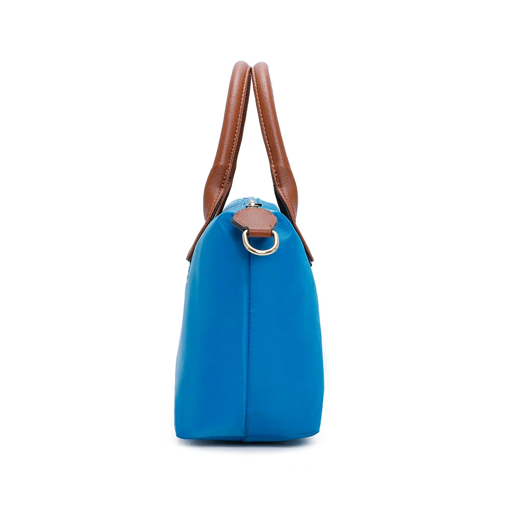 Profil de La Balade bleu ciel : patte latérale en simili cuir et anneau doré pour la bandoulière – réf. Z-01