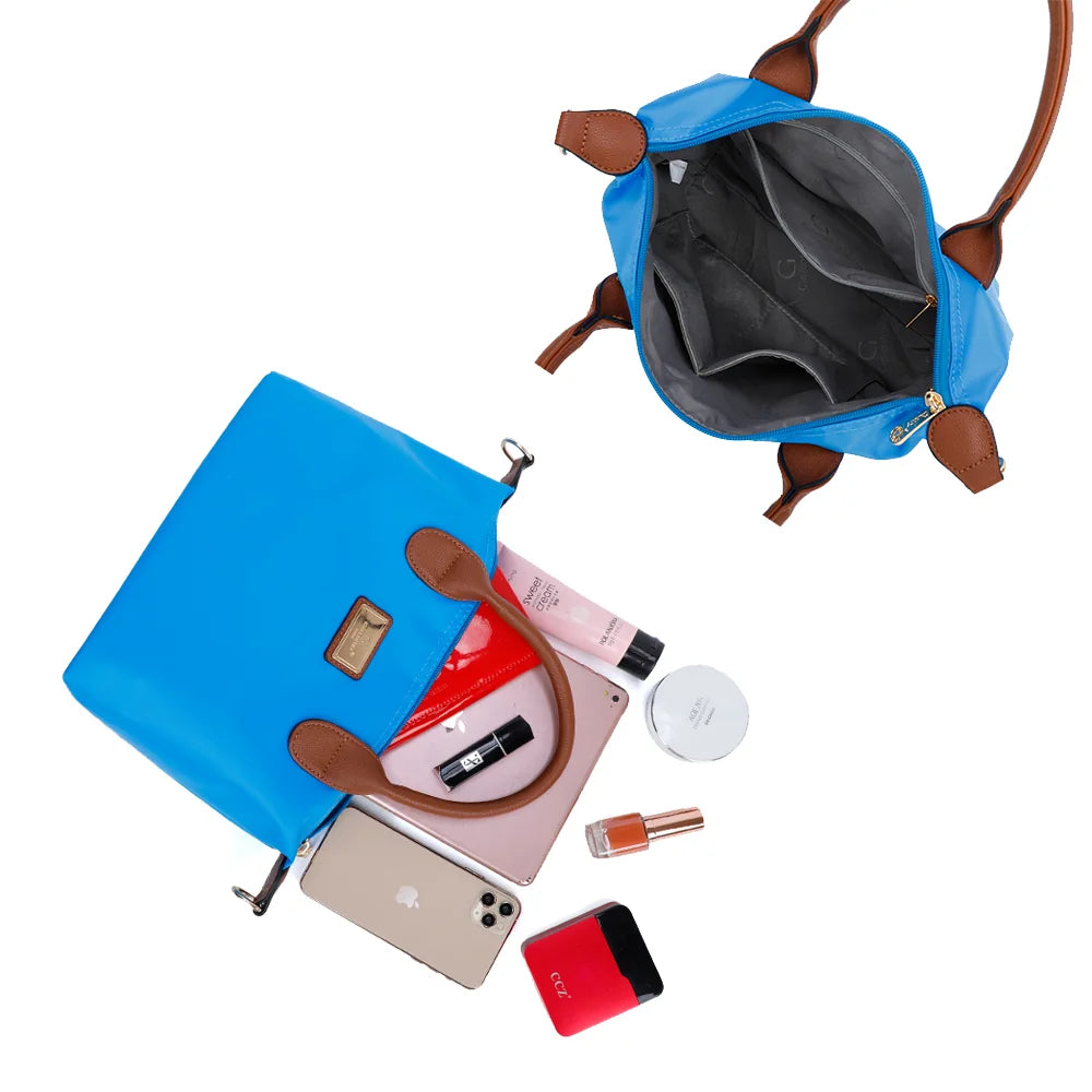 Intérieur zippé de La Balade bleu electrique avec poches plaquées pour téléphone, portefeuille et parfum – réf. Z-01