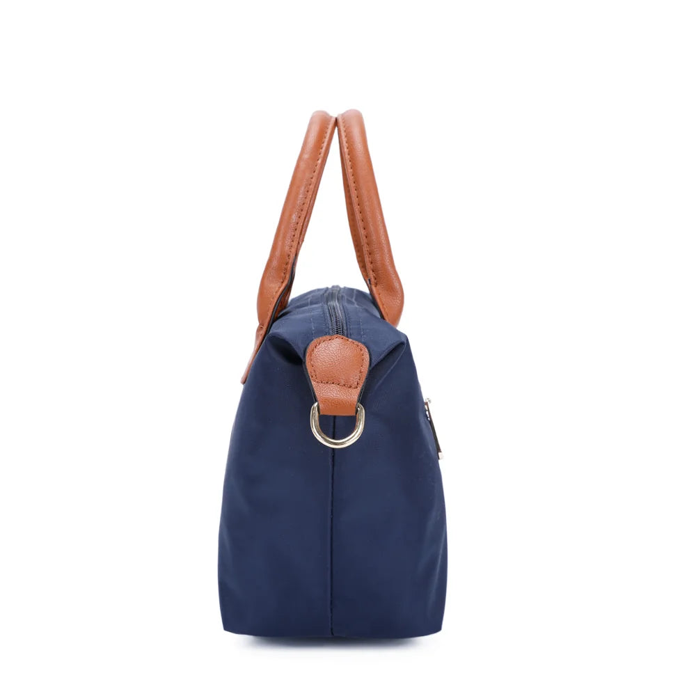 Profil de La Balade bleu marine : patte latérale en simili cuir et anneau doré pour la bandoulière – réf. Z-01