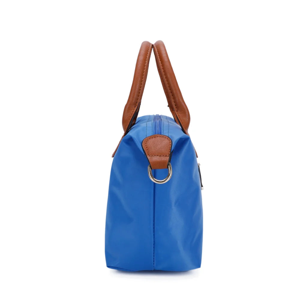 Profil de La Balade bleu royal : patte latérale en simili cuir et anneau doré pour la bandoulière – réf. Z-01