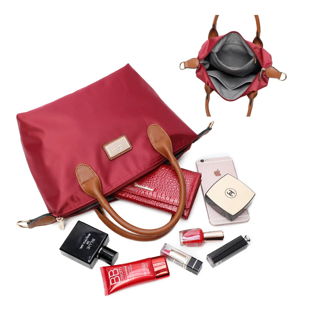Intérieur zippé de La Balade bordeaux avec poches plaquées pour téléphone, portefeuille et parfum – réf. Z-01